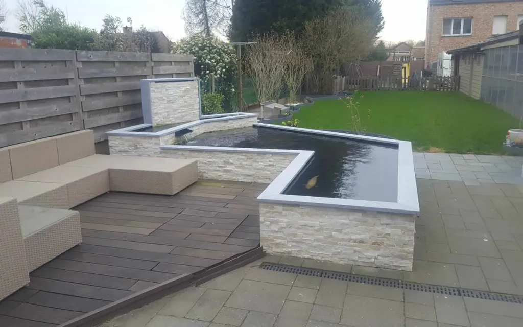 Aangelegde en afgewerkte siervijver in een tuin
