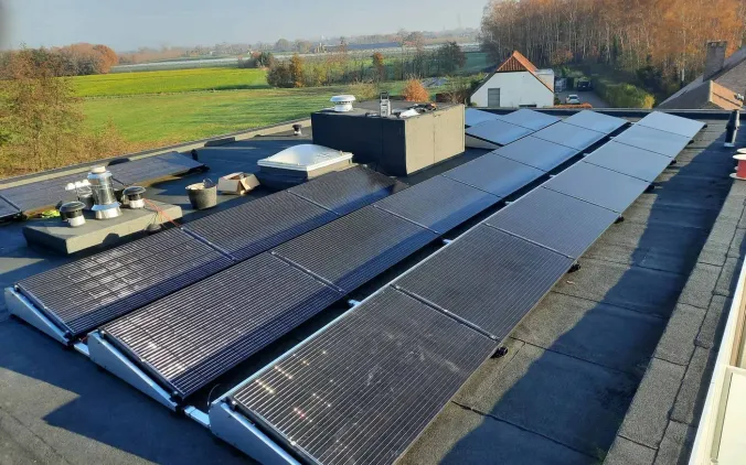 Zonnepanelen geplaatst op een plat dak